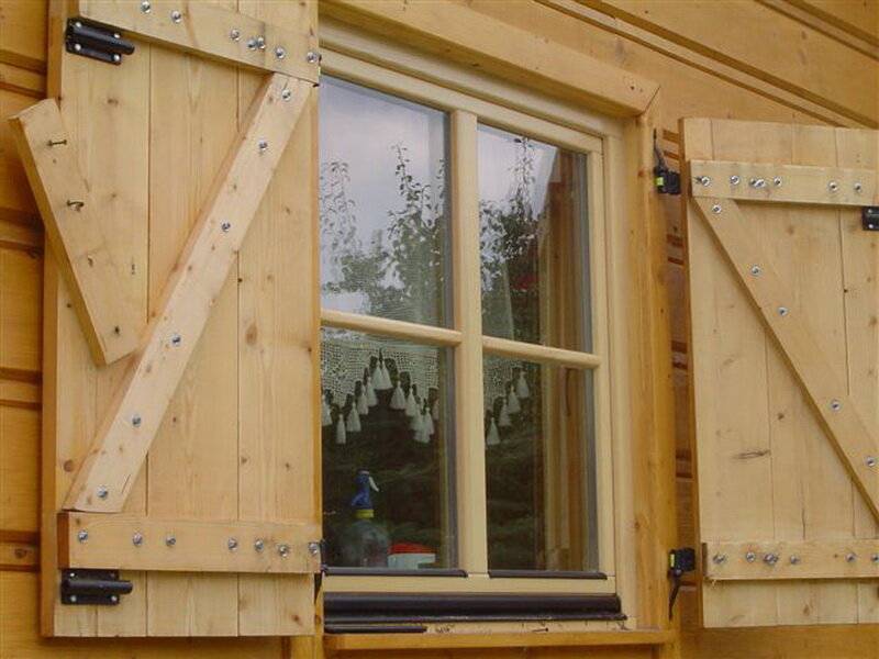 Ставни на окна,  плюсы и минусы установки ставней на окна, виды ставней для окон по материалам