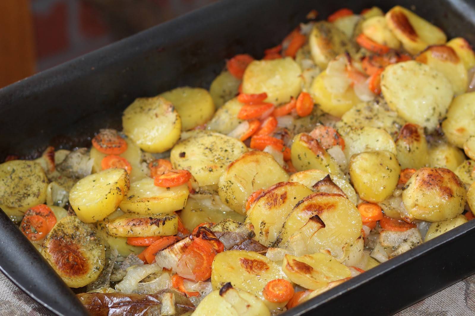 Картофель в духовке по-деревенски — 6 простых рецептов