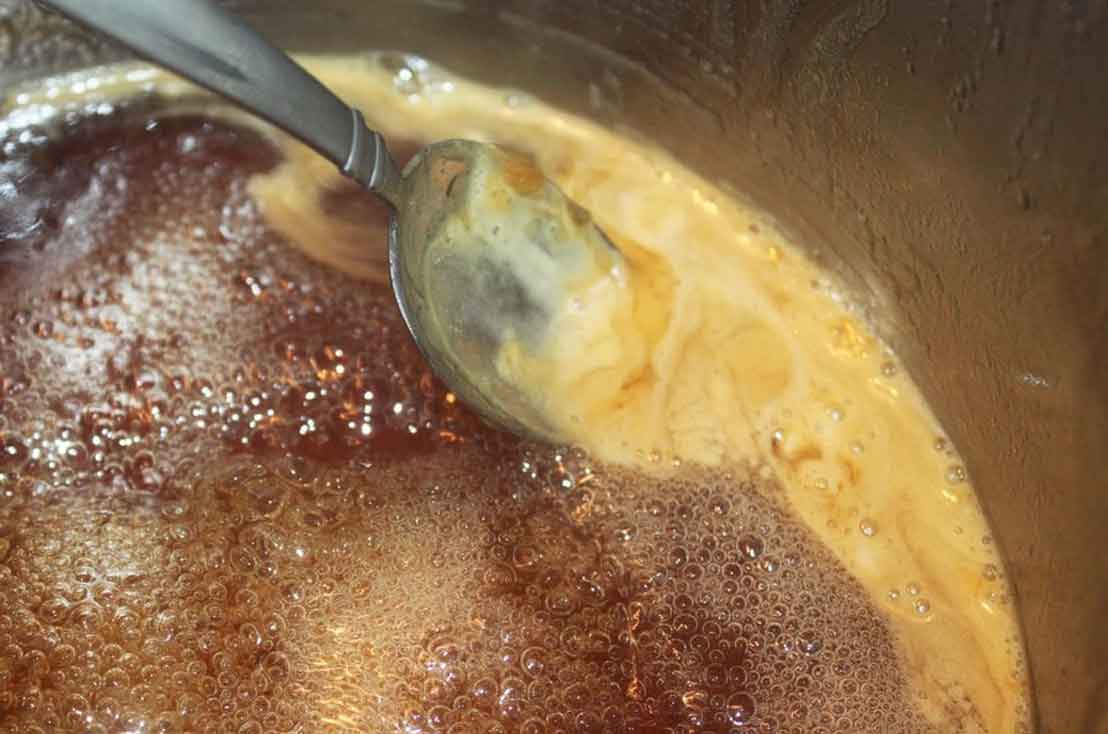 Может ли мед забродить и почему? что делать с прокисшим медом?