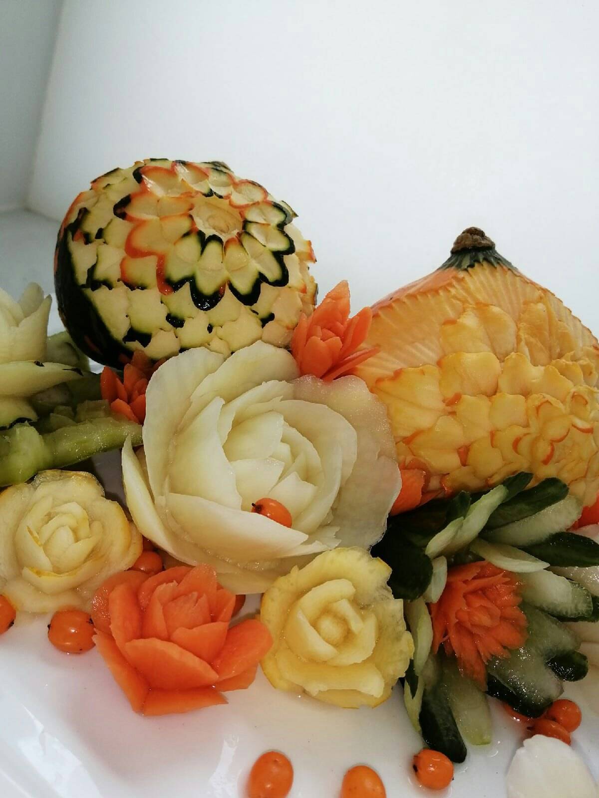 Карвинг из овощей и фруктов - как украсить праздничный стол
