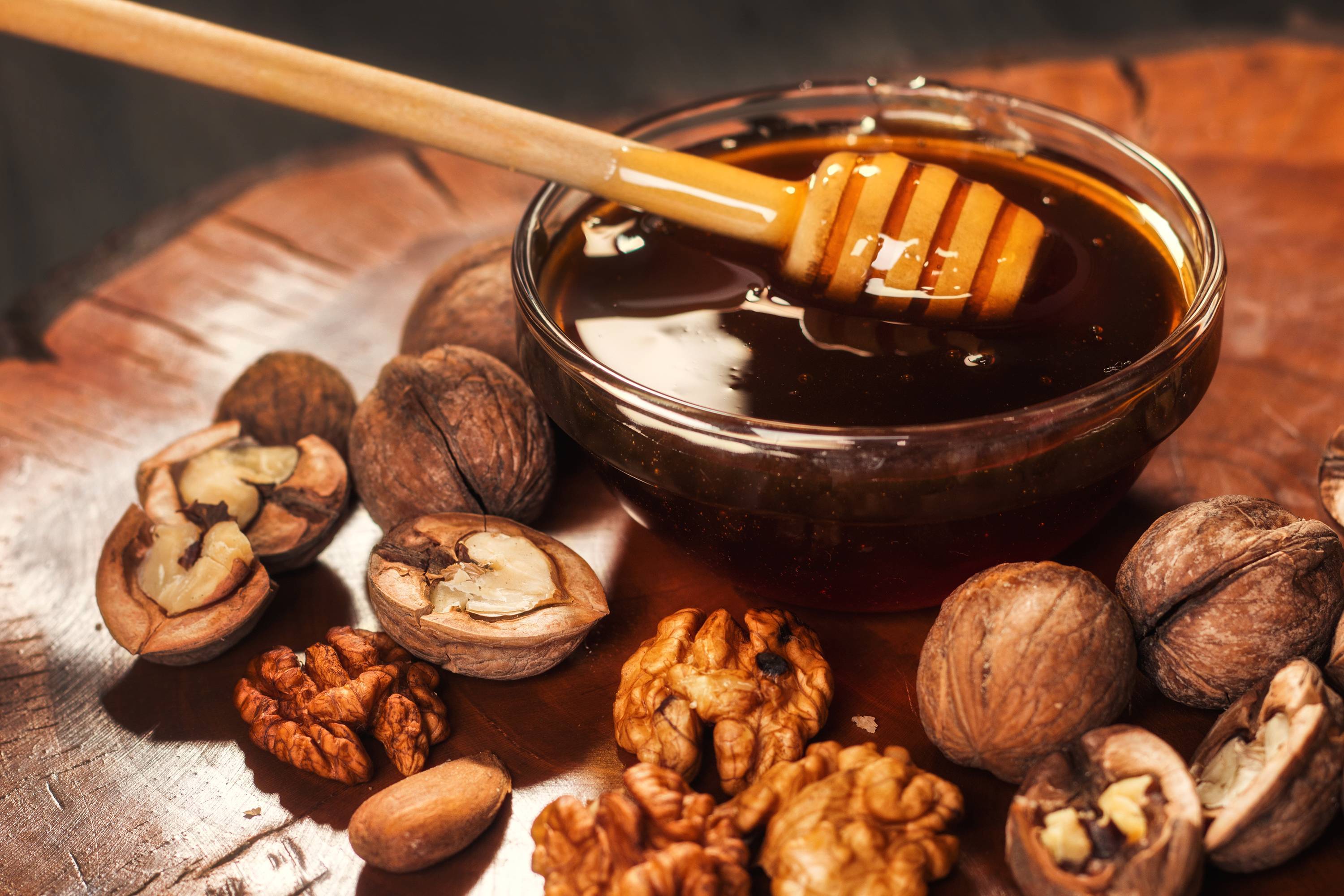 Грецкий орех с медом: полезные свойства и рецепты приготовления
