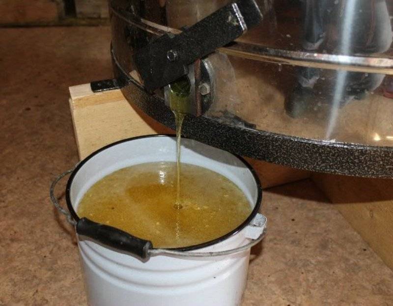 Как достать мед из сот: как отделить мёд от сот в домашних условиях, вручную, с помощью медогонки