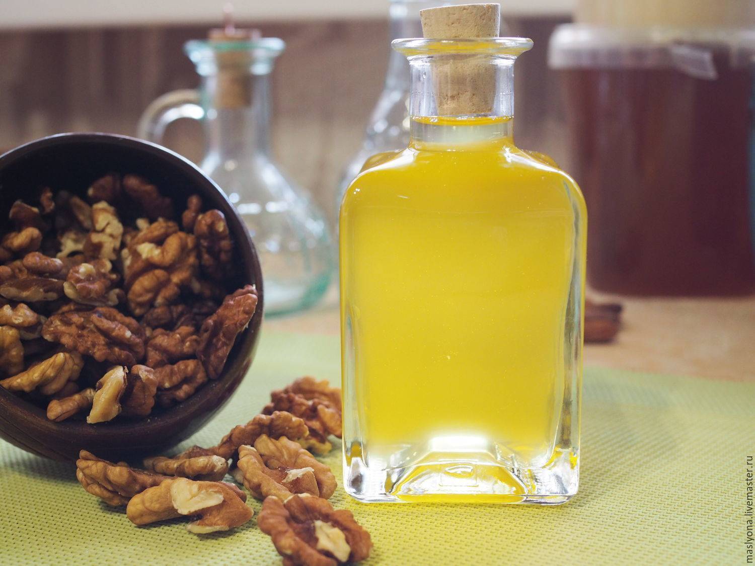 Грецкие орехи с медом: полезные свойства и вред